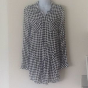 Cute long checkered shirt. With faux side pockets.